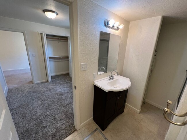 Building Photo - 102 E Park Ave