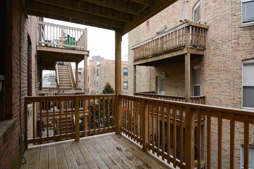 Building Photo - 706 W Roscoe St