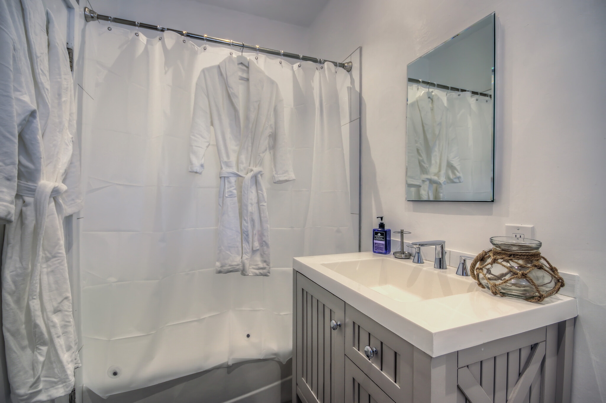 Building Photo - 210 S Arnaz Dr