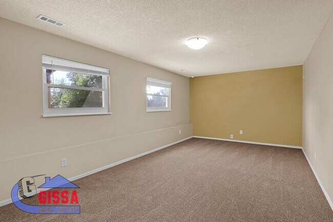 Building Photo - Beautiful home with 3 bedrooms, 2 bathroom...