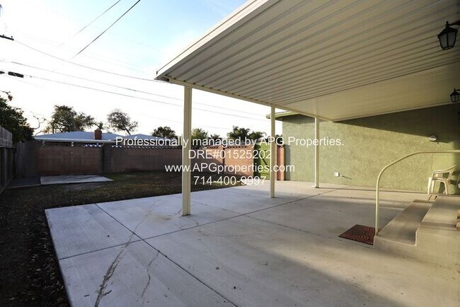 Building Photo - Newly renovated 3 bedroom / 2 bathroom hou...