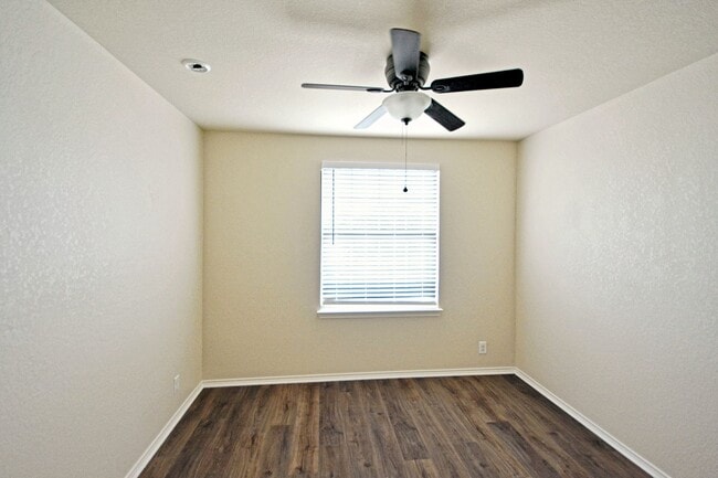Building Photo - 2121 Sinclair Dr