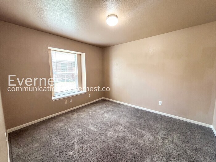 Building Photo - 501 W Vega Ln