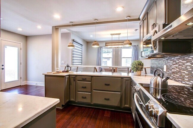 Building Photo - Gorgeous 5 BED + 3.5 Ba in Main House, 1 + 1 in BSMT, 1 + 1 above garage  in the Heart of Downtow...