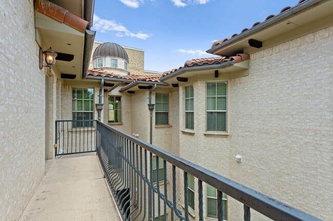 Building Photo - Luxury Highland Park Condo with gas and water