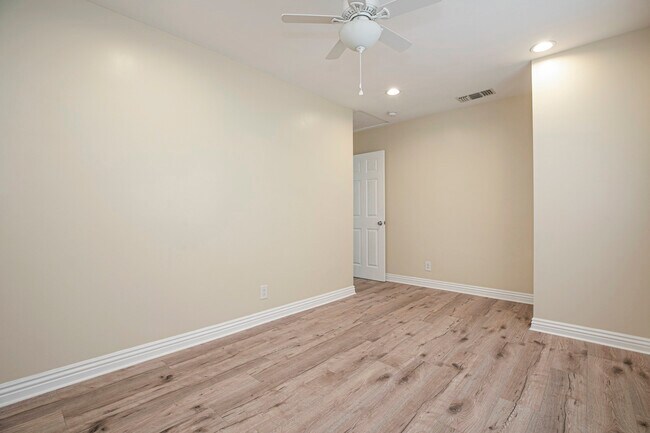 Building Photo - 10955 Burnet Ave