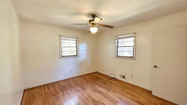 Building Photo - Lovely 3 Bedroom Hidden Gem! Hardwood Floo...