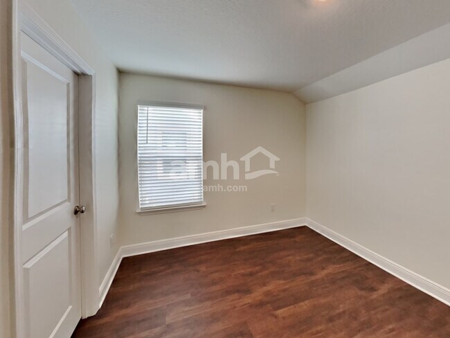 Building Photo - 27518 St Andrews Ave