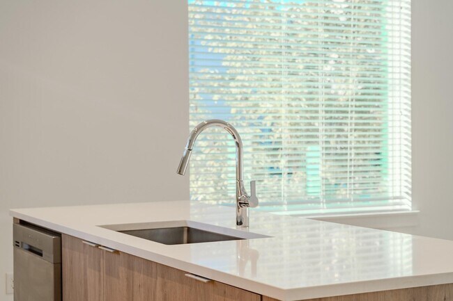 Building Photo - Stunning Modern Townhomes Newer Construction :: Henderson & Greenville Ave area