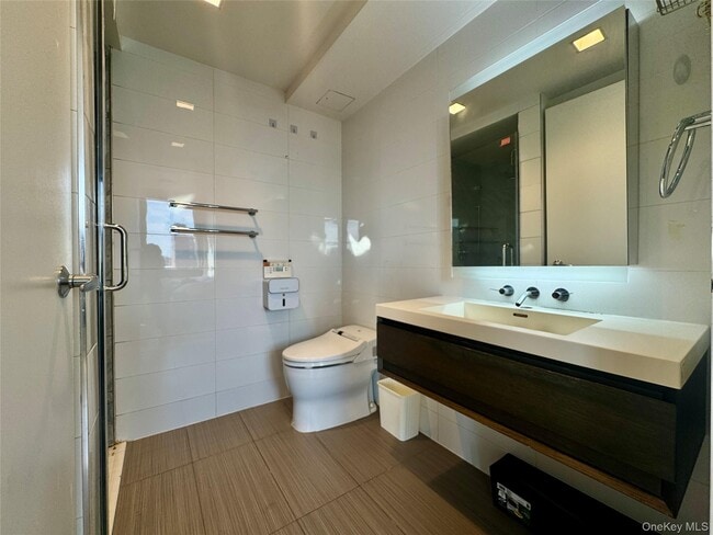 Building Photo - 39-16 Prince St