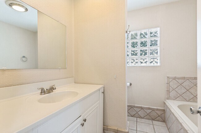 Building Photo - 313 Lilac Ln