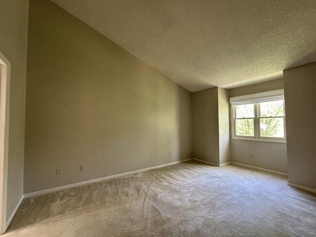 Building Photo - 14 Willow Tree Run