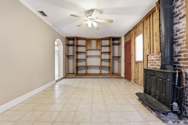Building Photo - 3 bedroom 2 bath house in Northwood Pines