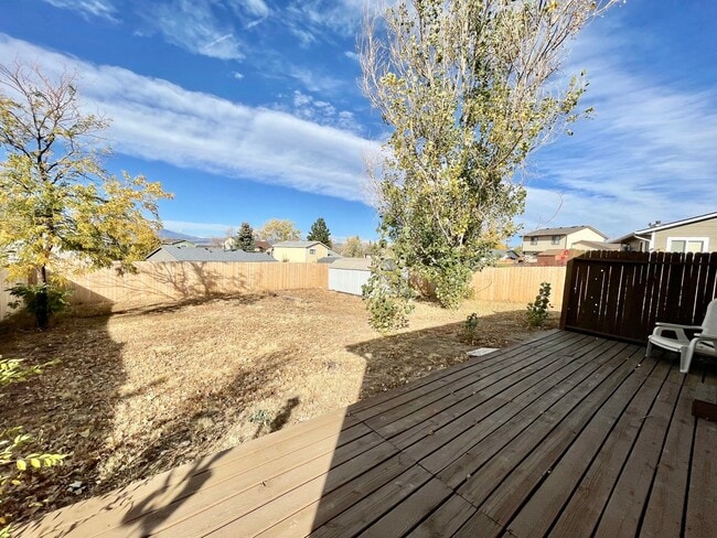 Building Photo - 2 Bedroom 1 Bath Rancher in Constitution H...
