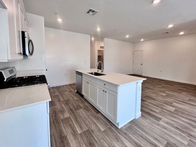 Building Photo - $2,595 Fowler & Dakota, 4 Bedroom 2 Bathro...