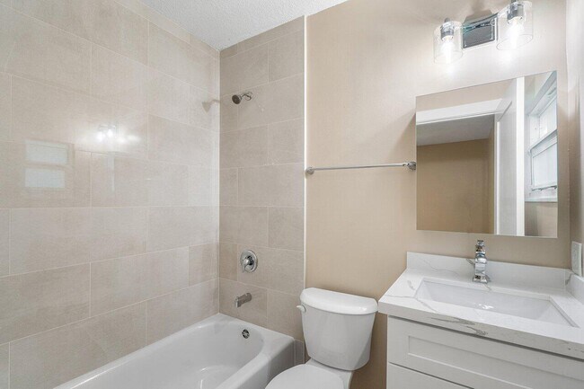 Building Photo - 5065 Horseshoe Cir N