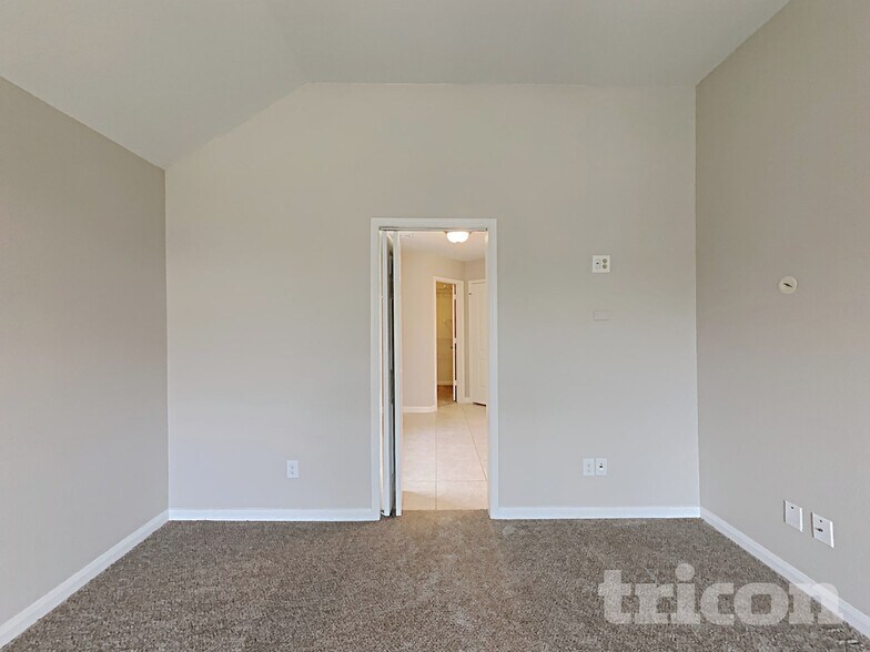 Building Photo - 2312 Redbud Dr