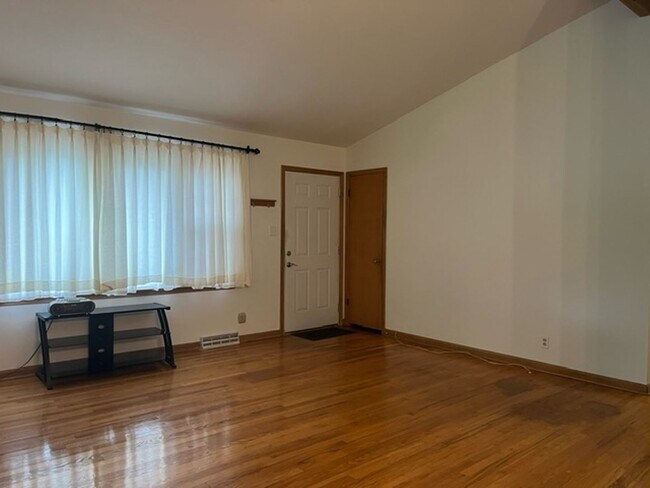 Building Photo - Charming 4 Bed 2.5 Bath Home With Nice Wooded Back Yard!