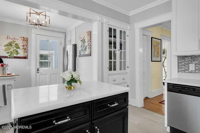 Building Photo - 137 E Bergen Pl