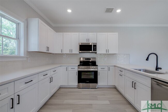 Building Photo - 1615 Le Grand St