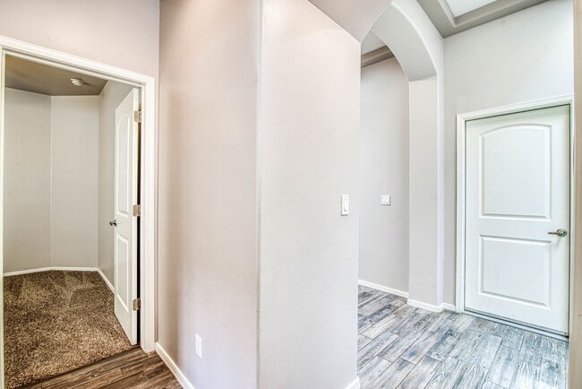 Building Photo - Beautiful Westside home with 3 bed-2 baths...