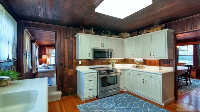 Building Photo - 106 E Shore Ave