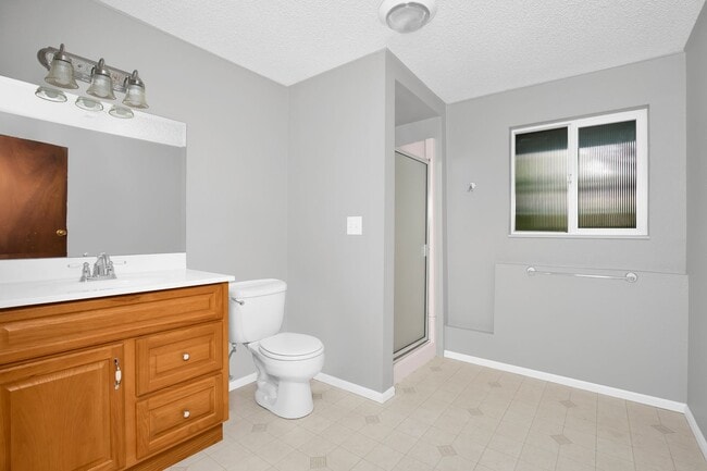 Building Photo - 4 Bedroom 3 Bath Split Level Kirkland