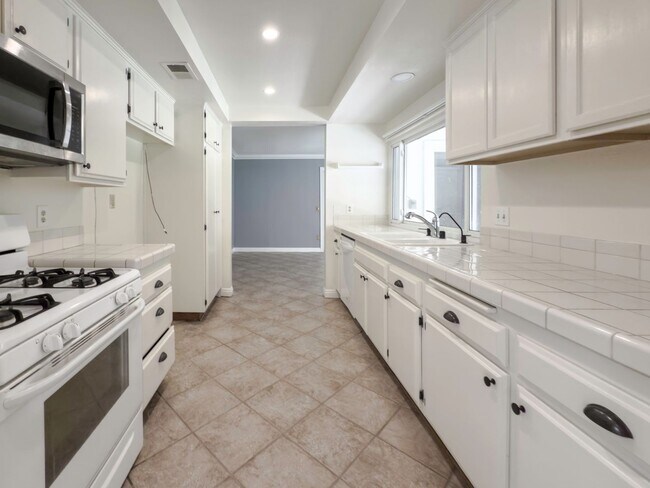 Building Photo - 3 Bedroom/2 Bathroom Private Home with Lar...