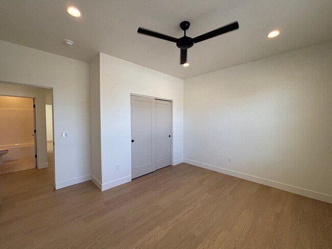 Building Photo - HURRICANE TOWNHOME FOR RENT!