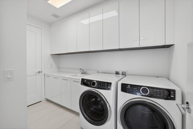 Building Photo - 151 N Seabreeze Blvd