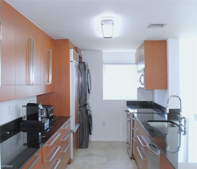 Building Photo - 2 br, 2.5 bath Condo - 10275 Collins Ave A...