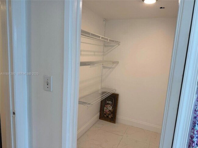 Building Photo - 625 Oaks Dr