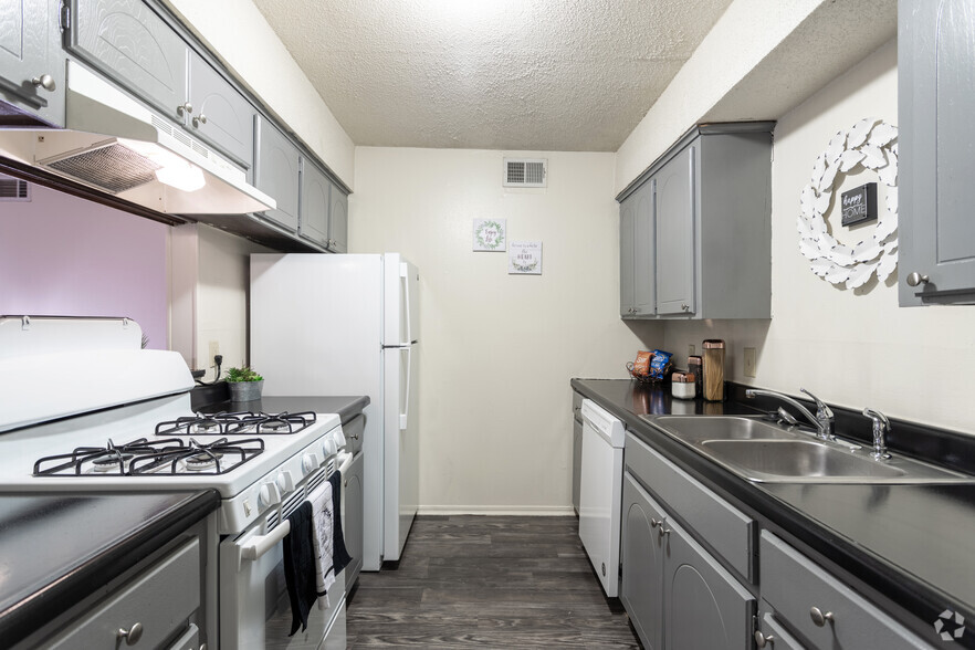 2BR, 1BA - Premium - Monticello Village