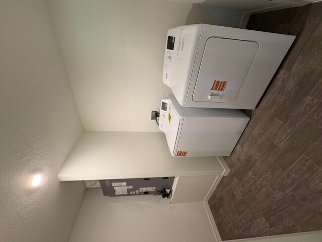 Building Photo - 295 SE Cres St