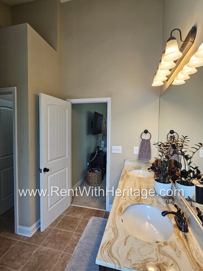 Building Photo - Gorgeous 3 bd / 2 bath / Attention to Deta...