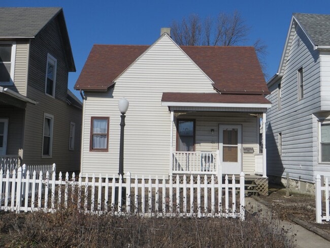 Building Photo - February - One Bedroom Cottage House in the Heart of Downtown (West Central, Downtown)