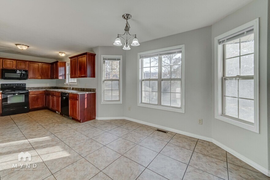 Building Photo - 112 N Peach Brook