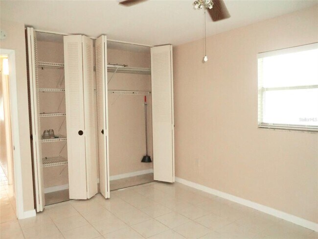 Building Photo - 206 Andover Pl N
