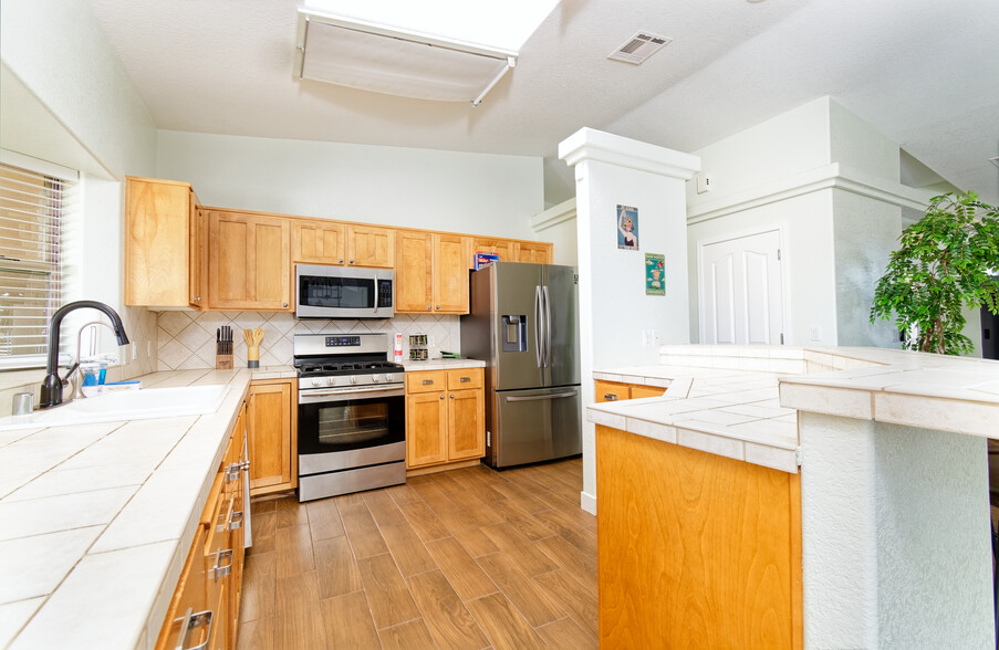 Open kitchen - 11333 Desert Trailways Ln