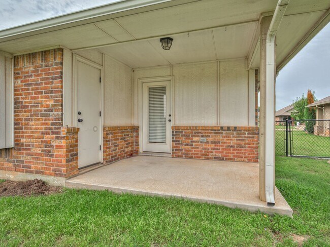 Building Photo - 8813 SW 55th St
