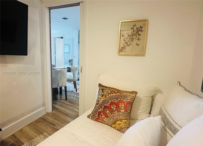 Building Photo - 121 NE 34th St