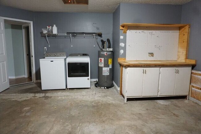 Building Photo - 3 Bedroom 2 Bathroom home with Garage Near Oakleaf