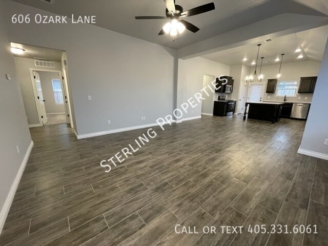 Building Photo - 606 Ozark Ln