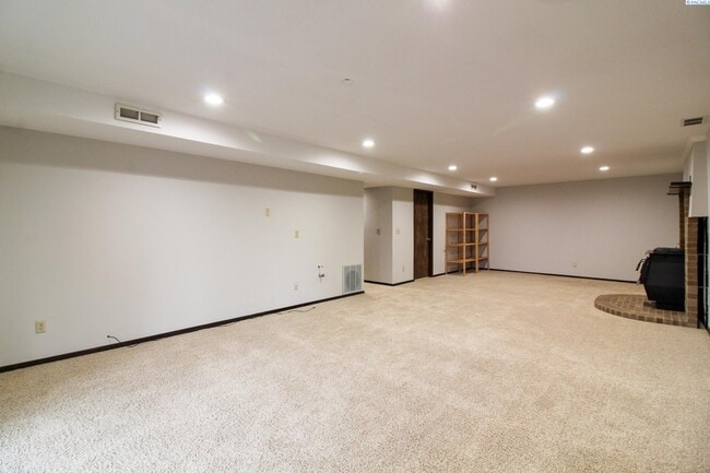 Building Photo - 5 Bed/3 Bath + an Office/Bonus Room House