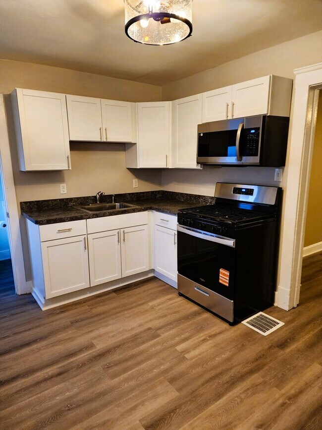 Building Photo - Duplex W 47th