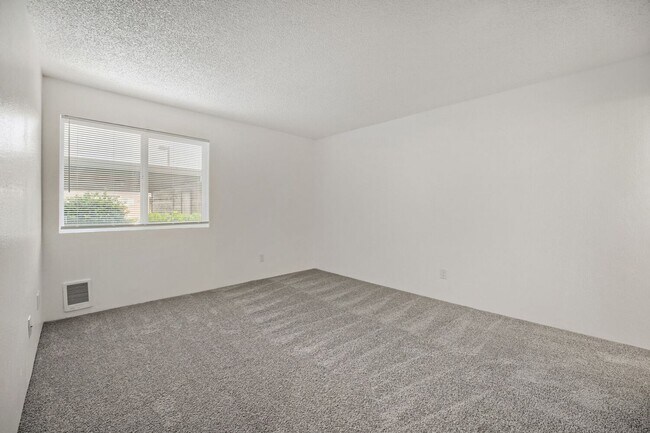 Building Photo - AVAILABLE NOW! MAY FREE!!! 2BR/2BA Condo – Awesome Location! Glossy Hardwoods, Granite Countertop...