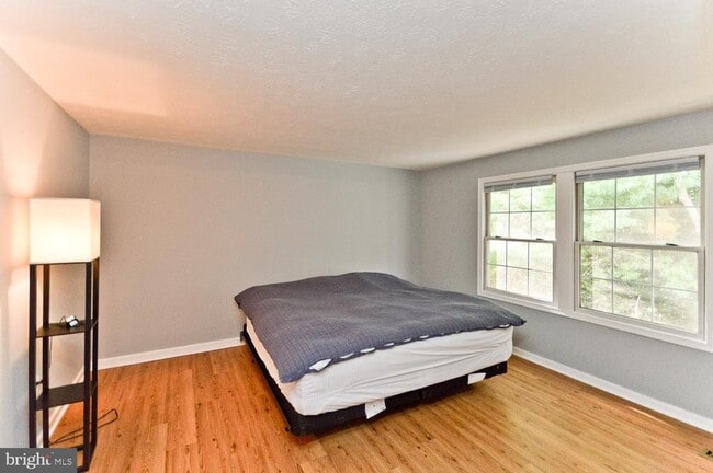 Building Photo - 9505 Baroness Ct