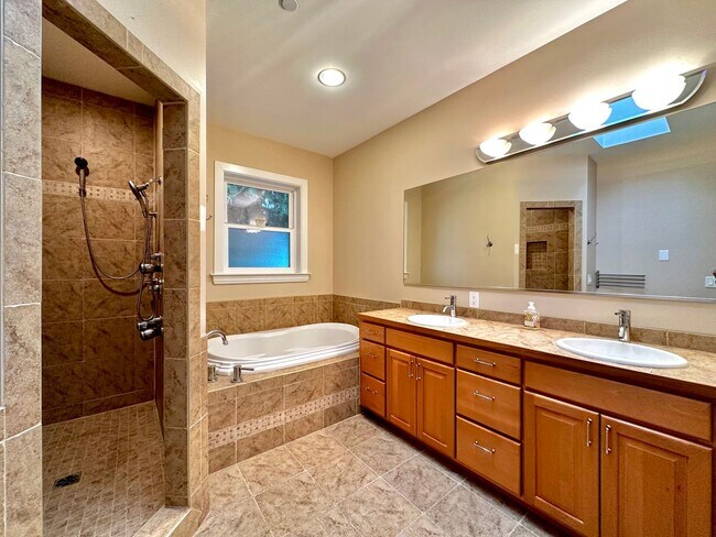 Building Photo - Rare Kent Gem, 3 BR | 3 BA | 2 DEN | 0.41 ...