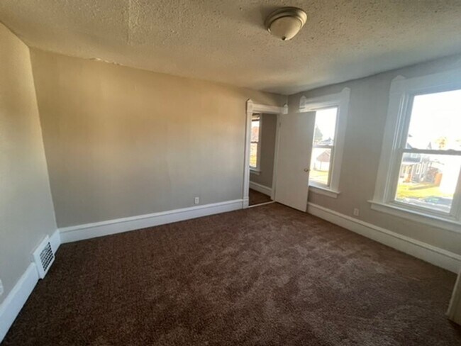 Building Photo - ET 805 W 15th St Dav