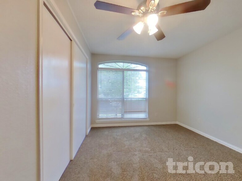 Building Photo - 420 Deauville Dr